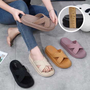 Lightweight & Comfortable Women's Pvc Slippers In Solid Color