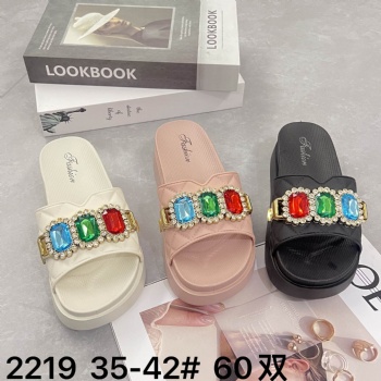 Soft Thick Sole Anti Slip PVC Bright Colors Women Ladies Slippers Comfortable Women's Pvc Slippers